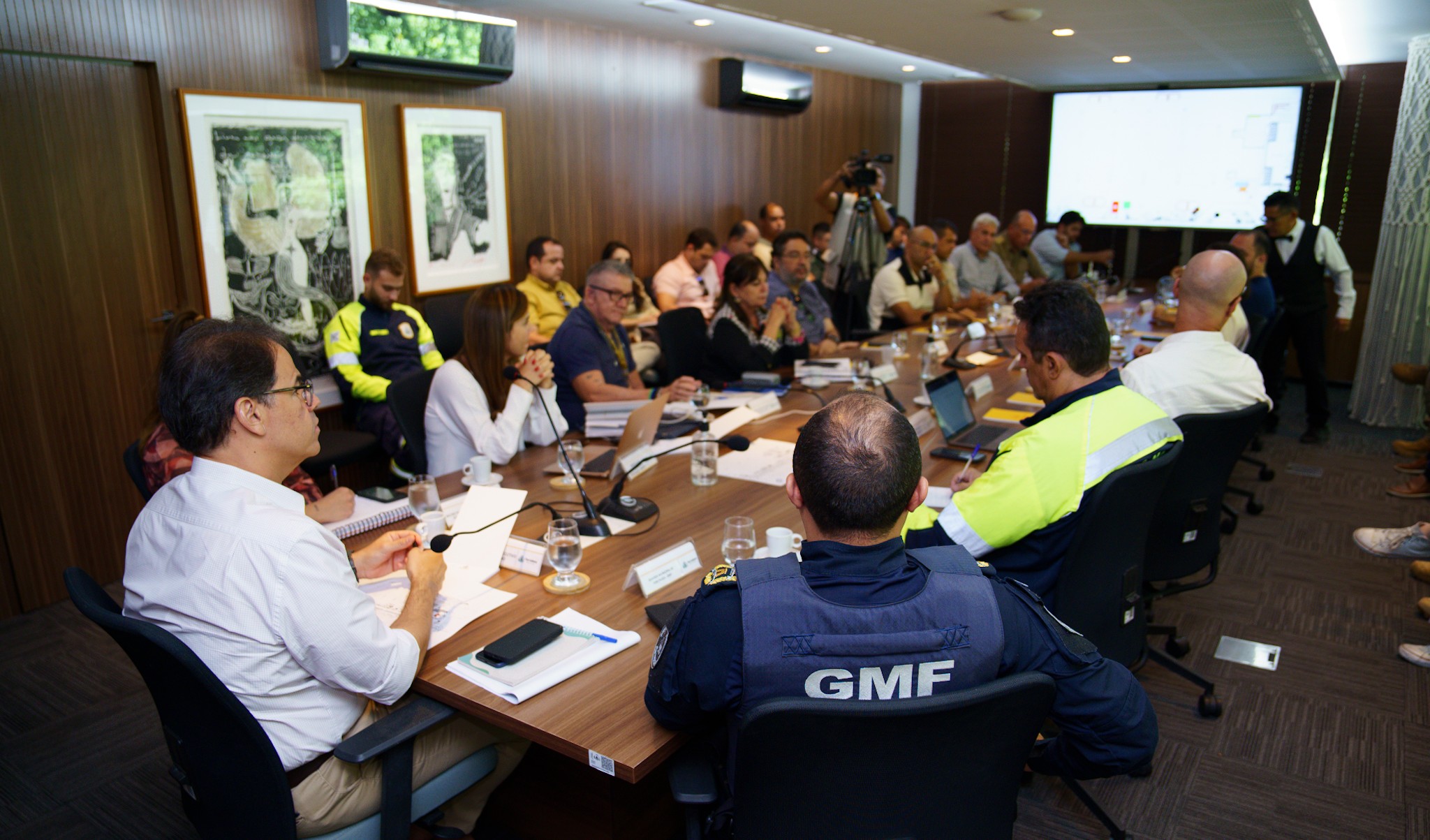 grupo de pessoas na sala de reuniões do paço